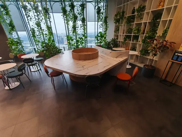 Кафе с панорамными окнами