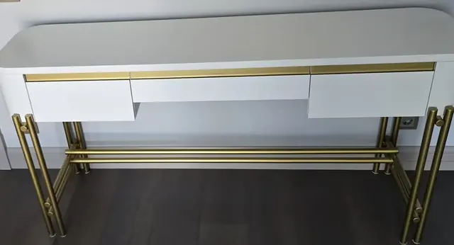 Консоль с золотым металлическим каркасом