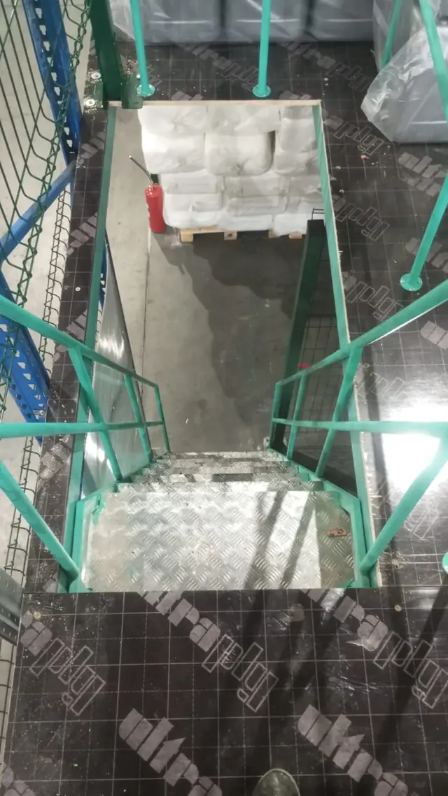 Металлическая лестница зелёного цвета на складе