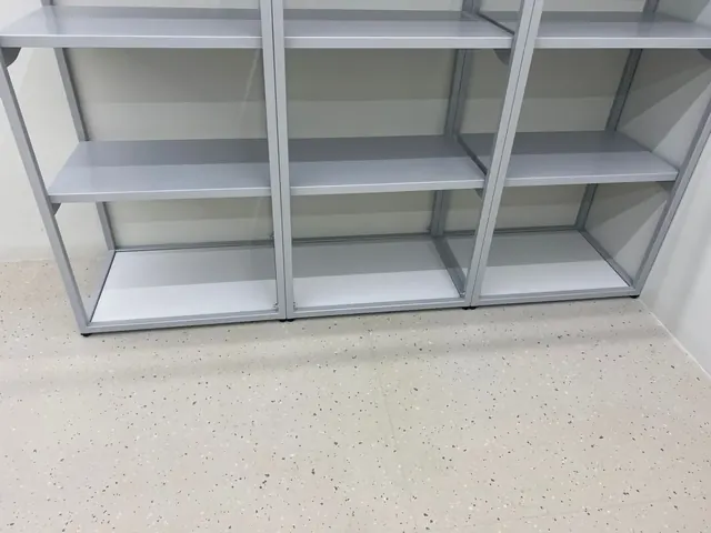 Стеллажи серые в помещении