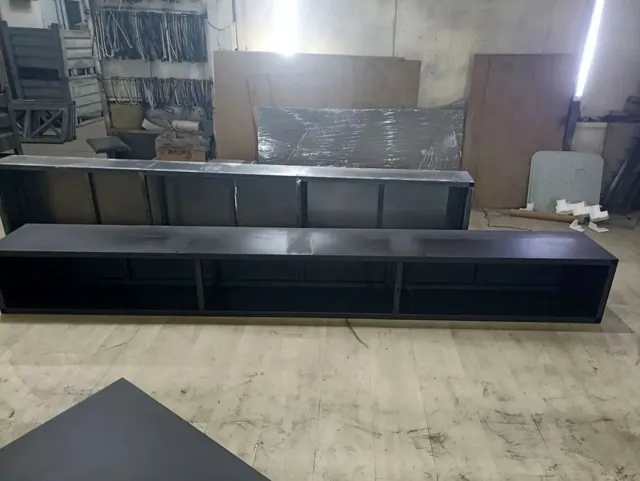 Скамьи в чёрном цвете в цехе перед отправкой
