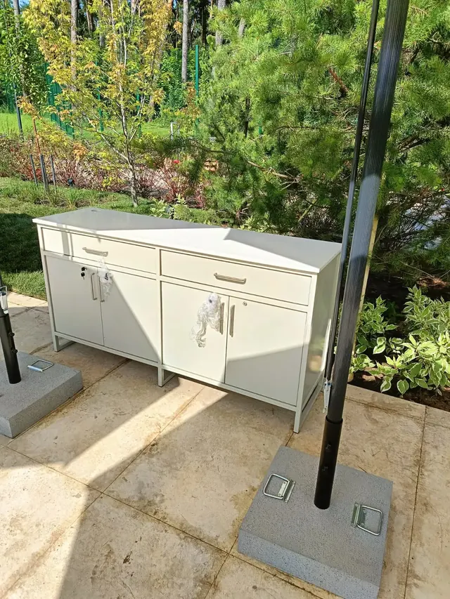 Уличная кухня модуль у дерева, газон