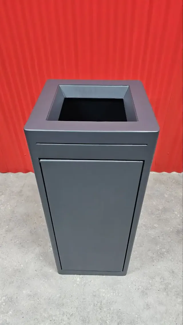 Урна из окрашенной стали, красный фон