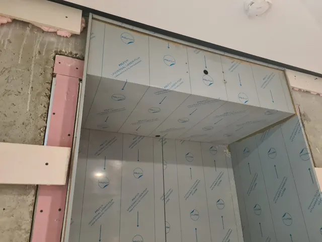 Портал лифта с откосами в защитной плёнке