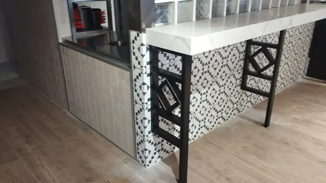 Барная стойка в кафе на металлических опорах