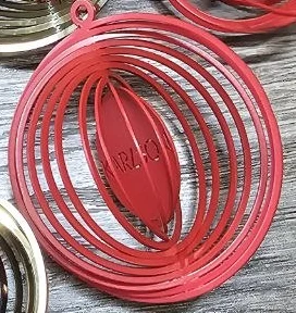 Красная игрушка с раскрытыми кольцами